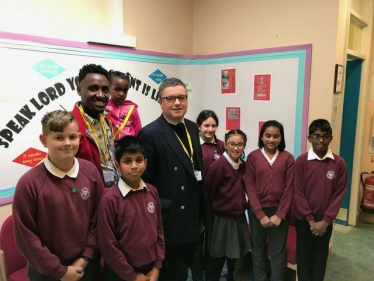 Robert Buckland MP pictured with children from Holy Family Primary School in Swindon