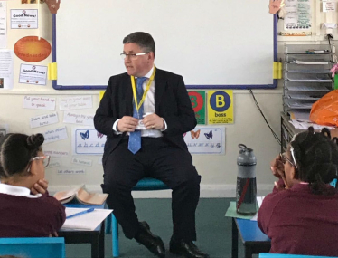 Robert Buckland QC MP speaking with pupils at Holy Cross School in South Swindon