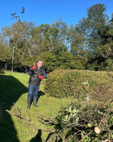 Sir Robert Buckland MP helps to clear Whitehill Brook in West Swindon